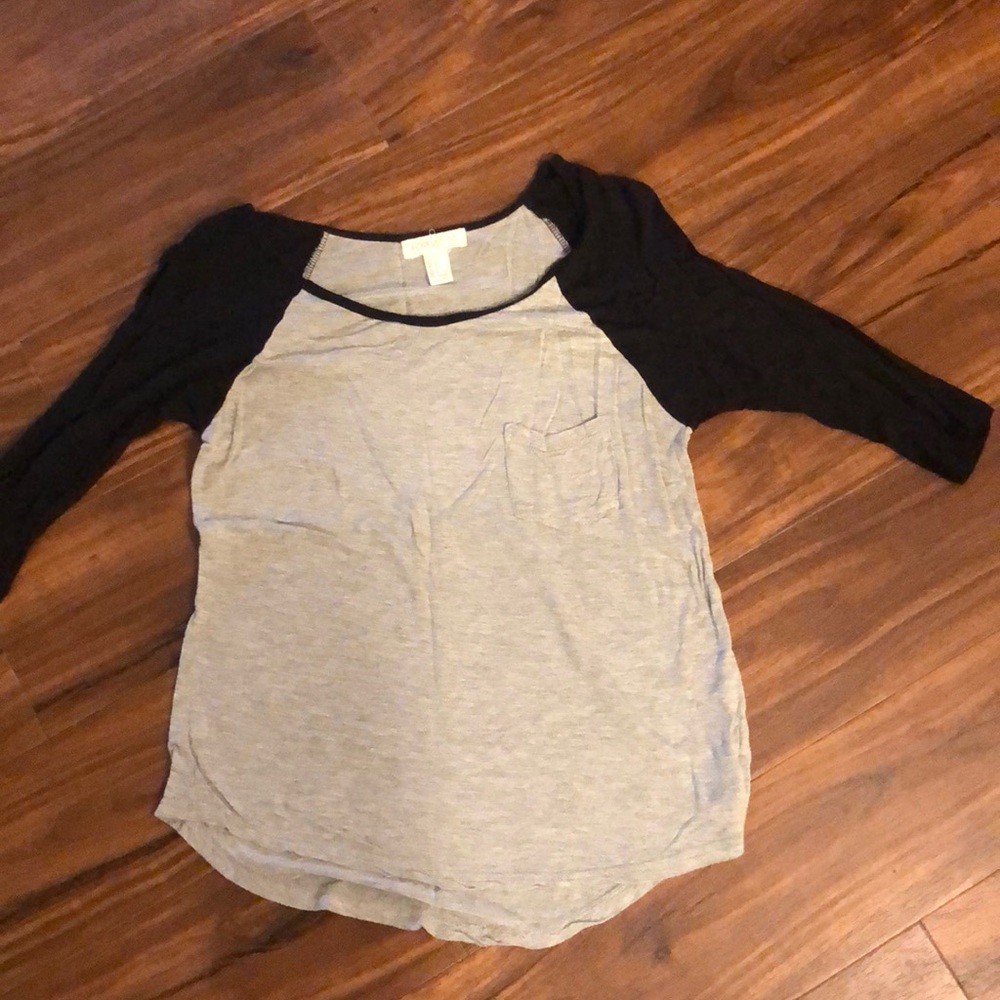 grey and black baseball tee